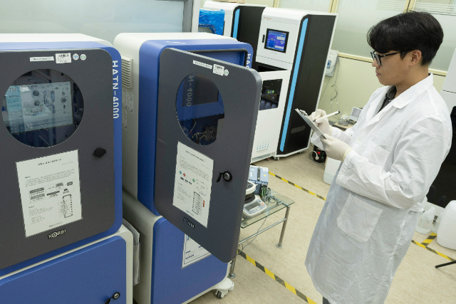 환경측정기기 성능시험·정도검사를 진행하는 모습