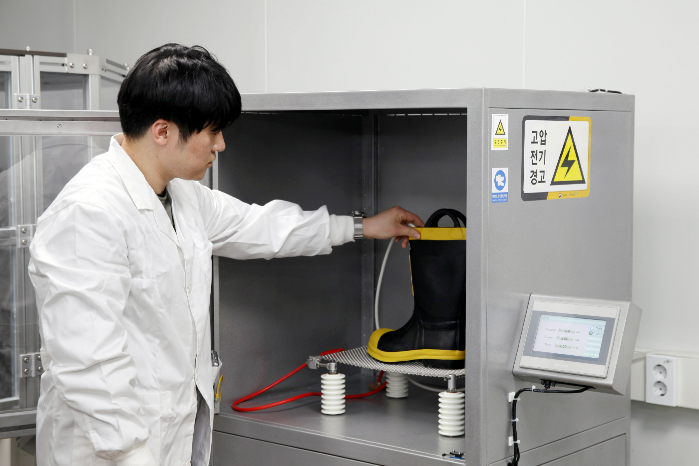 [사진] FITI시험연구원 연구원이 방화신발의 내전압성 시험을 진행하고 있다..JPG