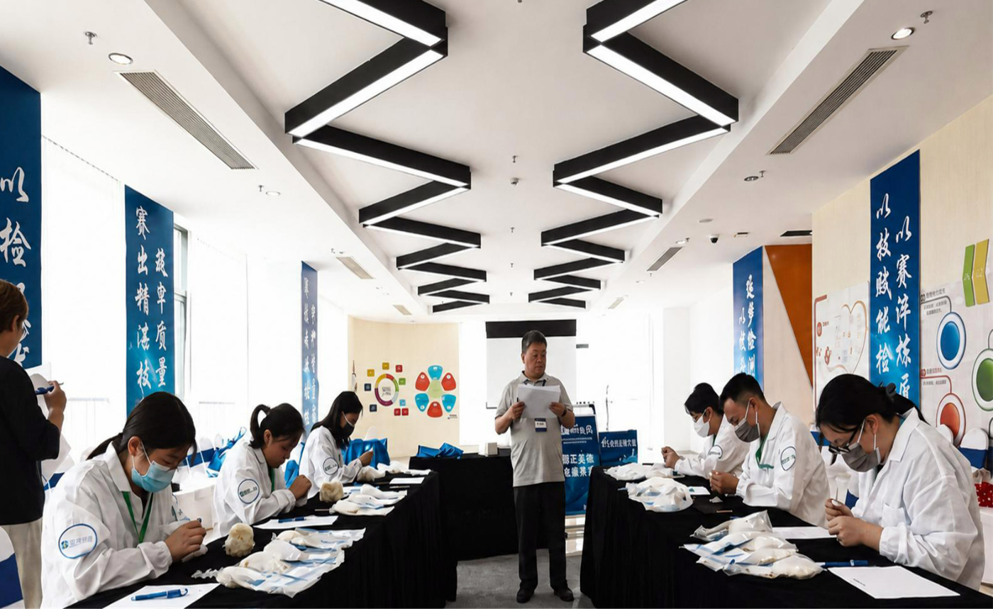 [사진1] ‘제1회 중국 상해시 계량 및 시험 직업기능대회’에서 참가자들이 면화길이 측정 시험을 진행하고 있다. FITI시험연구원 중국 상해지사 류쇼난 차장(왼쪽 첫 번째).jpg